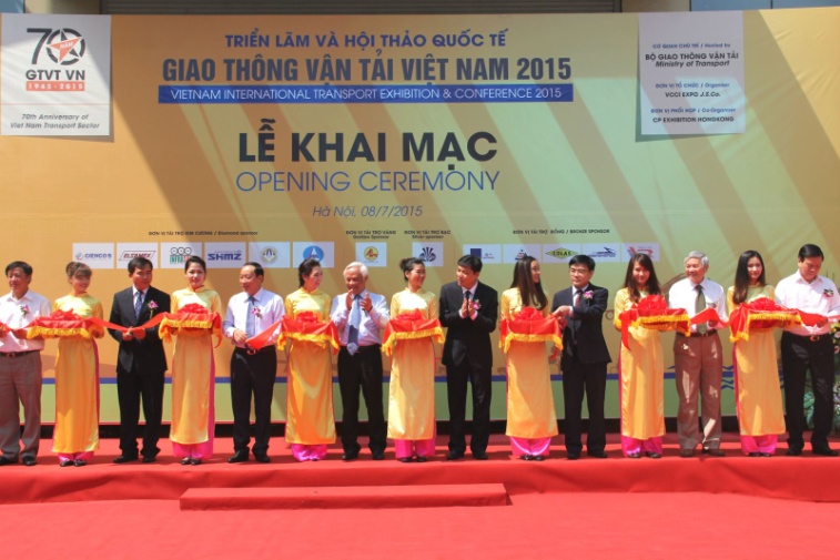 Description: Phó Chủ tịch Quốc hội Uông Chu Lưu và các đại biểu dự Lễ cắt băng khai mạc Hội thảo và Triển lãm quốc tế ngành GTVT